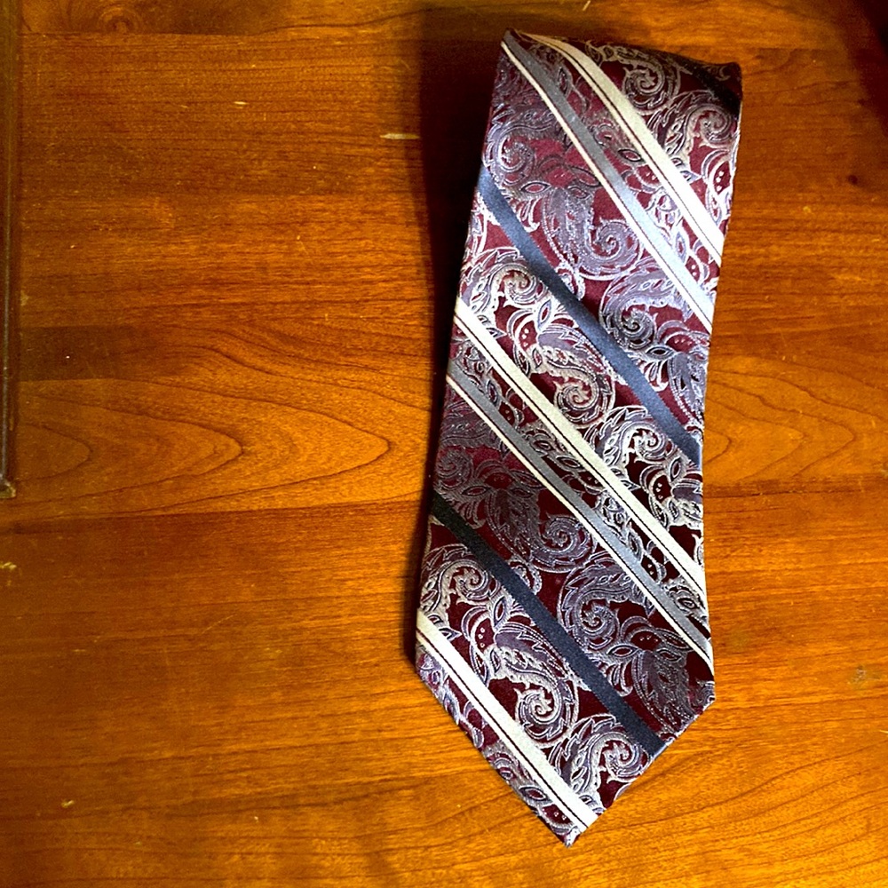 Platinum design. multicolored patterned tie